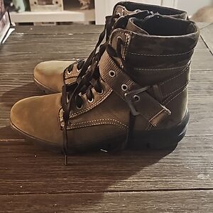Dromedaris women's boots size 41 Eruopean hunter or camo green color